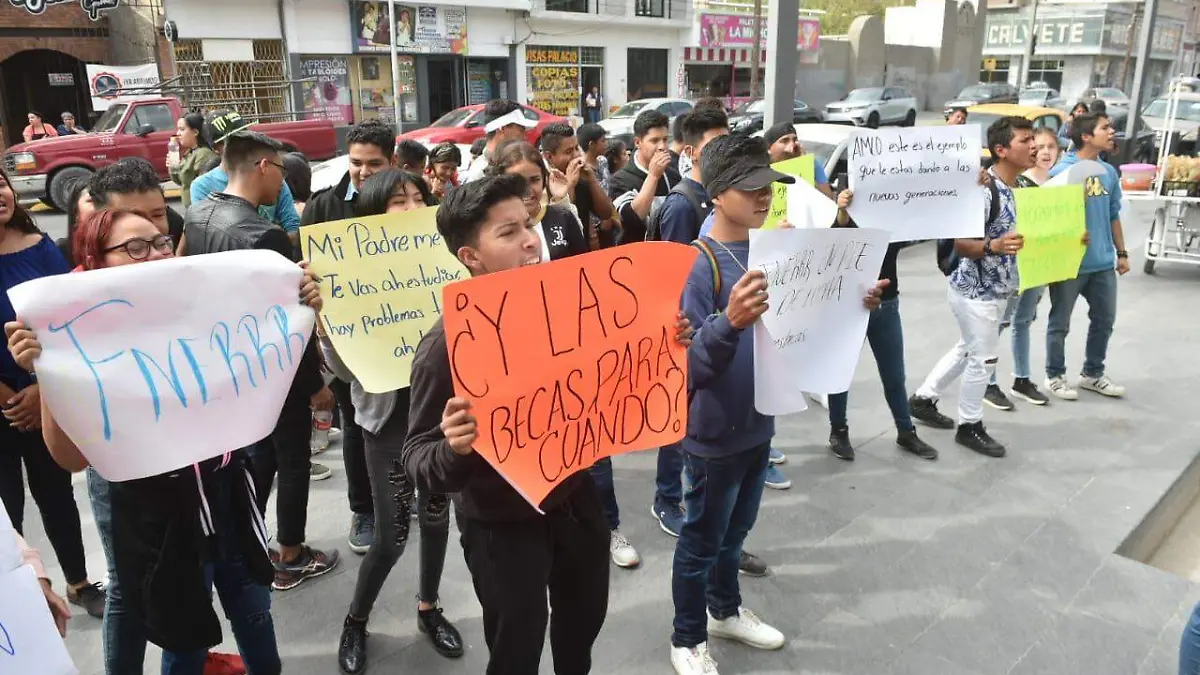 14 SOLIS Estudiantes de la FNERRR realizan bloqueo